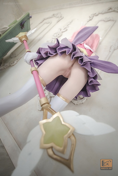 Personage Guardian Lux wide..
